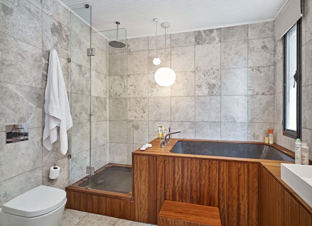 La salle de bains privative de la chambre principale de cet appartement avec vue sur la ville salle de bains chambre des parents logement de ville