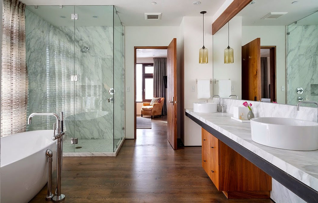 Grande et luxueuse salle de bains avec tous les conforts de cette maison rustique salle de bain design luxe maison de vacances rustique