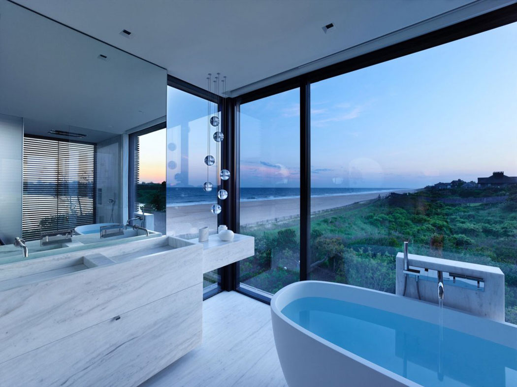 La salle de bains est réalisée entièrement en marbre blanc et dégage une certaine classe salle de bain design luxe demeure de prestige mer plage