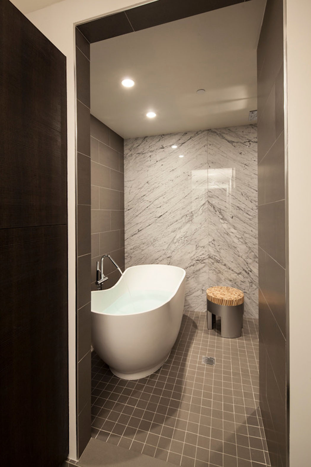 La salle de bains privative de la chambre à coucher principale avec sa baignoire design luxe salle de bains compacte appartement de luxe