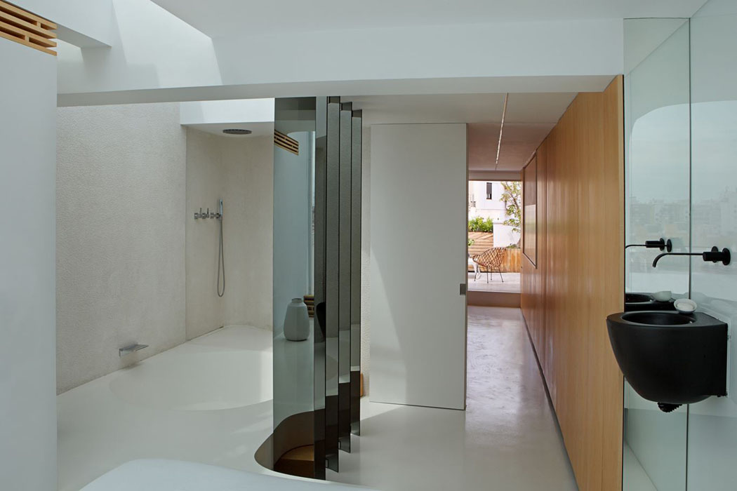 La salle de bains de cet appartement moderne et citadin affiche un look créatif et original intérieur déco minimaliste design épuré appart