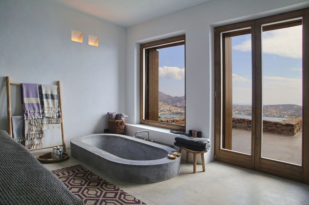 Salle de bains donnant sur la terrasse avec vue sur la mer et aux aménagements bien rustiques baignoire en granit salle de bains rustique
