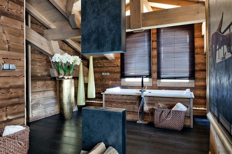 Salle de bains en bois massif dans le style sauna scandinave salle de bains rustique chalet en bois de vacances