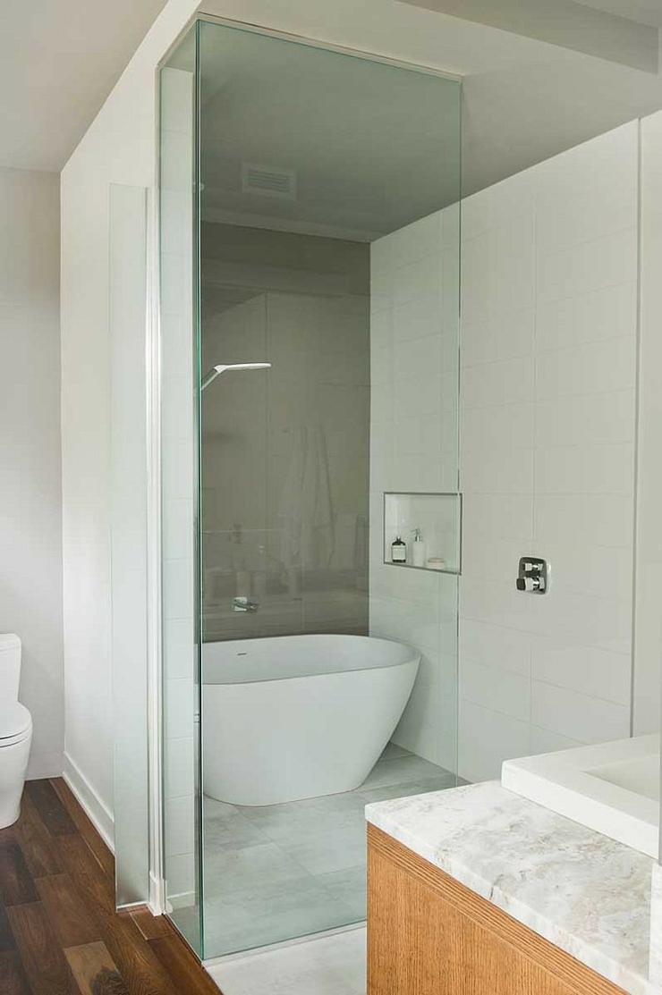 Salle de bains au design minimaliste en marbre salle de bain design chalet en bois