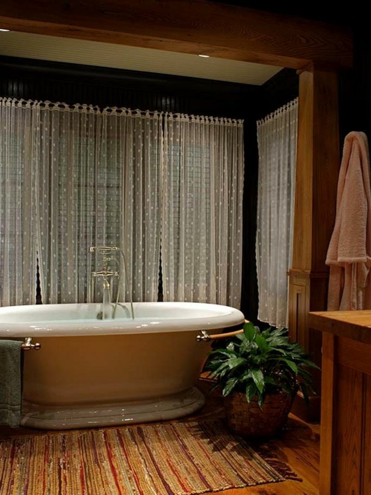 Baignoire à côté des fenêtres au design fidèle de la campagne baignoire design rustique maison secondaire
