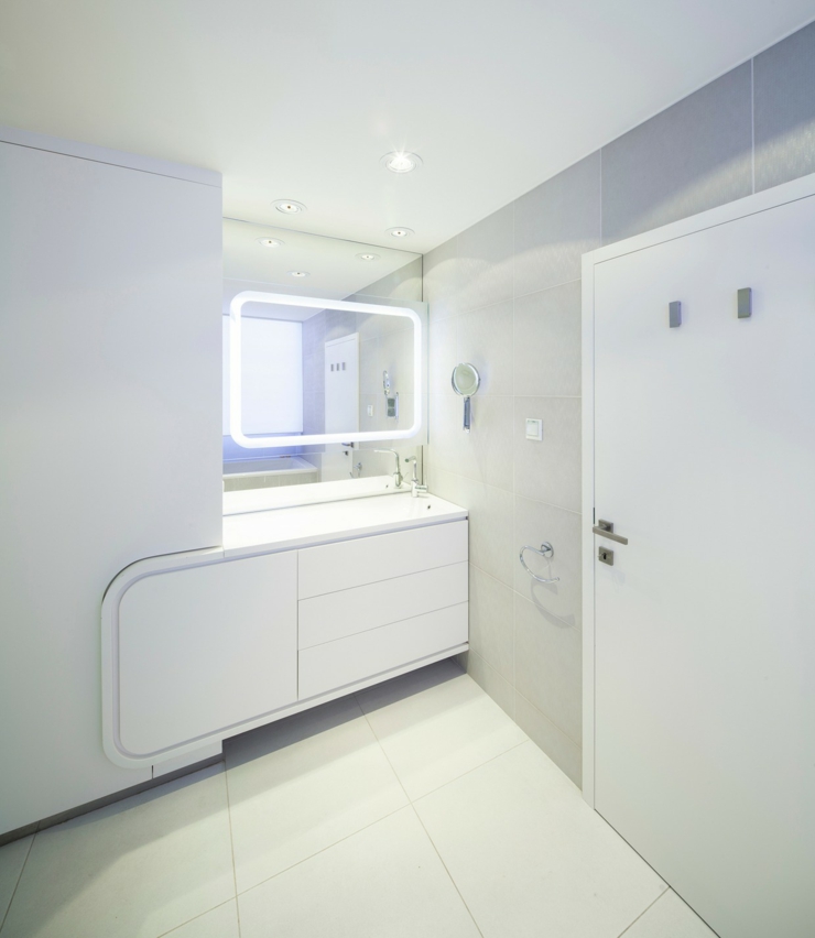 Salle de bains au design contemporain et légèrement futuriste salle de bain design contemporain minimaliste