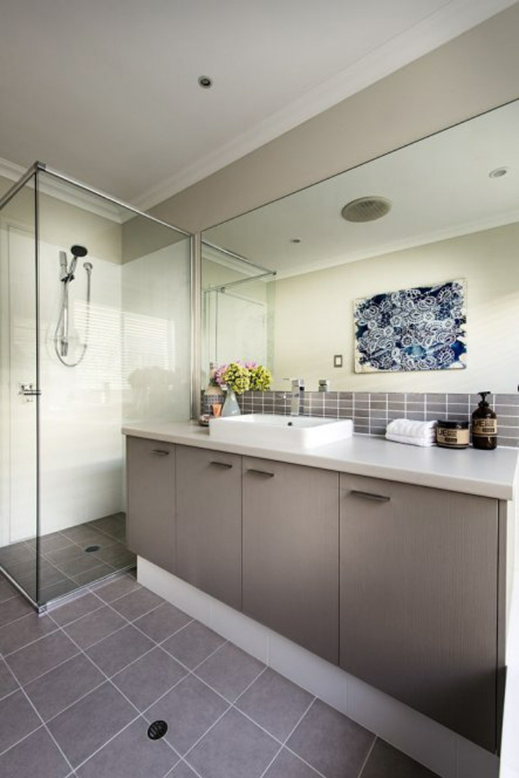 Salle de douche de la chambre salle de bains moderne et aménagée