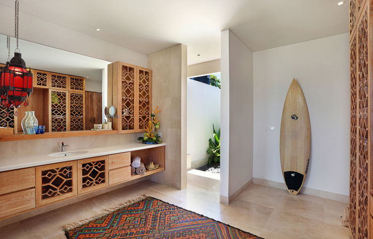 Une des salles de bains de cette magnifique villa de rêve Salle de bains design tropical tribal