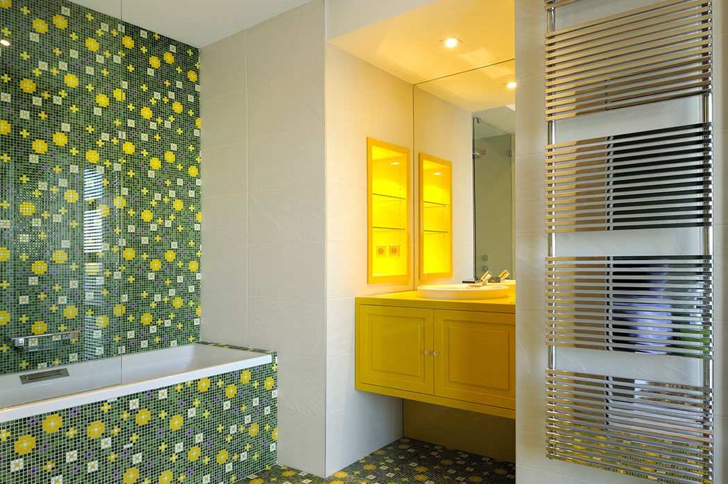 Un design intéressant et joyeux de salle de bains en vert et jaune poussin salle de bain baignoire déco pétillante