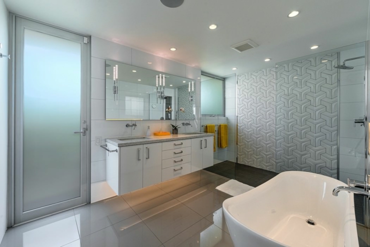 Une des quatre salles de bains de cette maison neuve salle de bains design tous conforts