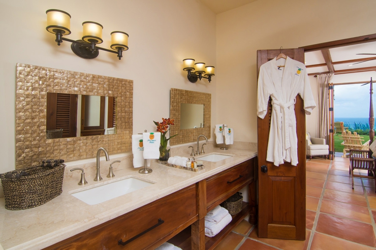 Salle de bains spacieuse et luxueuse de cette villa de rêve intérieur luxe villa de vacances luxe