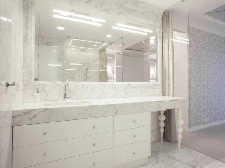 Meuble pour la salle de bains blanc en correspondance avec le marbre aménagement salle de bains luxe