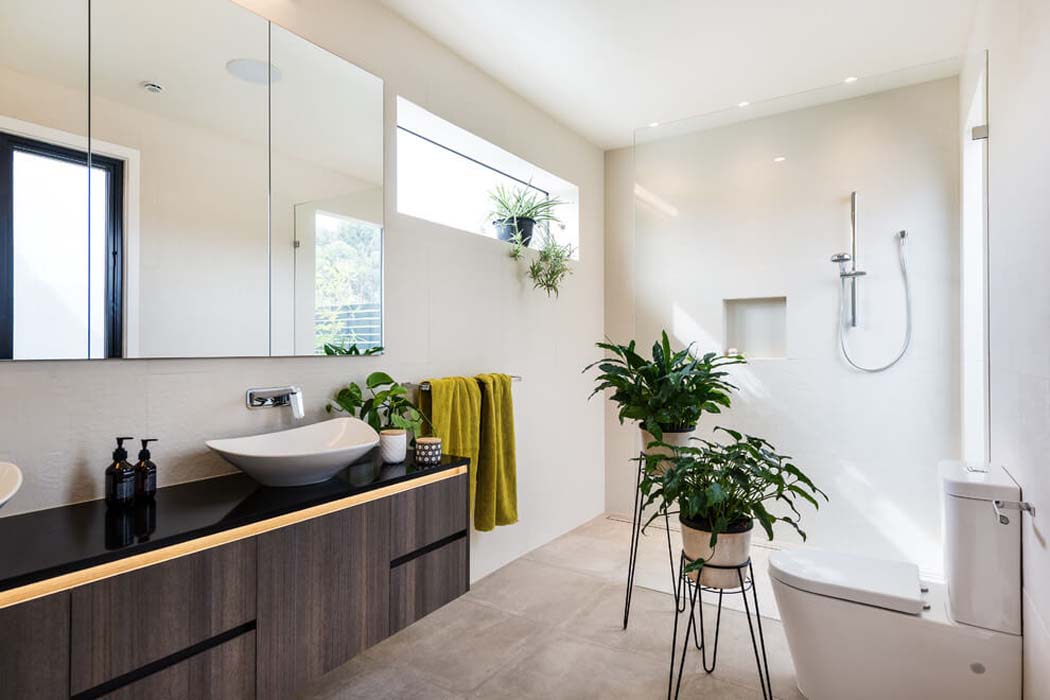 Une des salles de bains dans cette maison contemporaine au design minimaliste et sobre salle de bain luxe minimaliste maison de ville