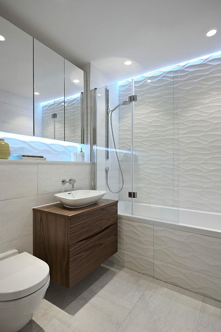 Salle de bains au design simple et minimaliste en blanc appartement de ville salle de bain compacte