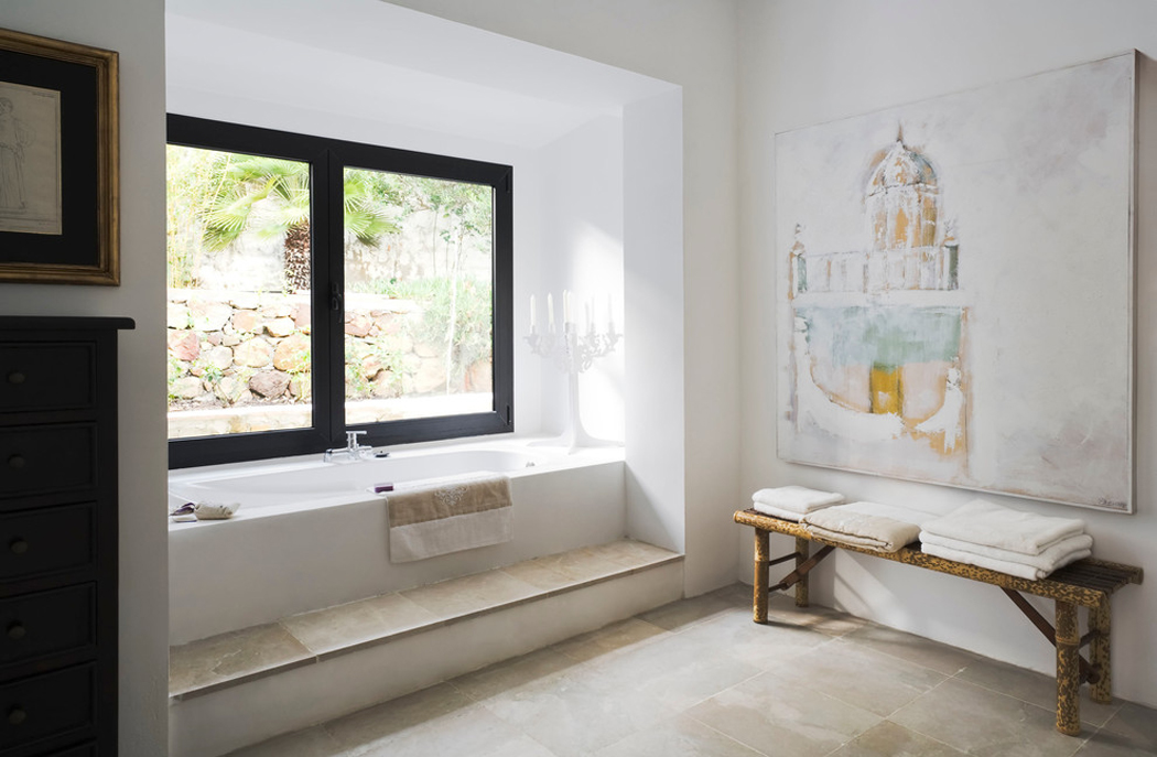 Salle de bains ou le style rustique et le minimalisme moderne se mélangent baignoire et salle de bains rustique