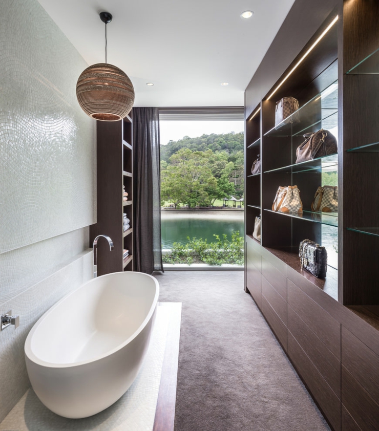Une des salles de bains / dressing donnant sur l’eau salle de bain avec vue