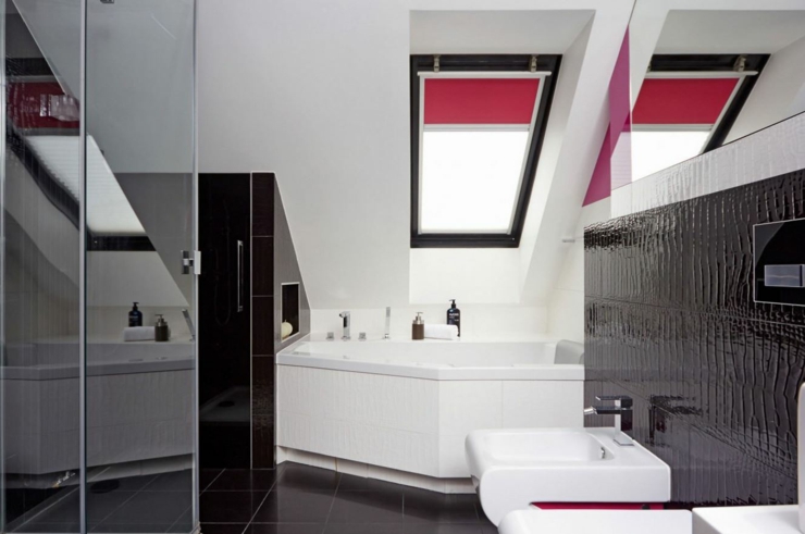 Grande baignoire d’angle luxueuse sous le velux salle de bains design avec baignoire d'angle
