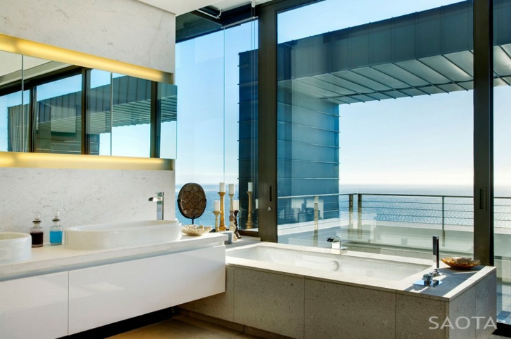 Une des multiples salles de bain design de cette belle demeure intérieur design spacieux luxueux de haut standing
