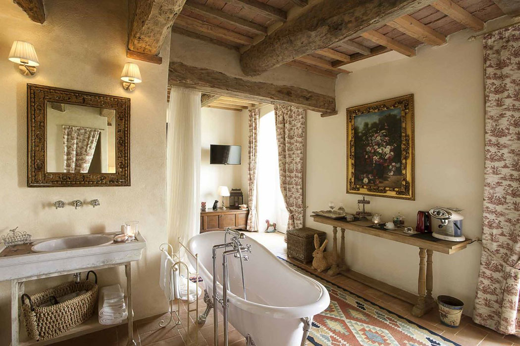 Spacieuse salle de bain devient la prolongation naturelle de la suite d’hôtel salle de bain design rustique luxe moderne