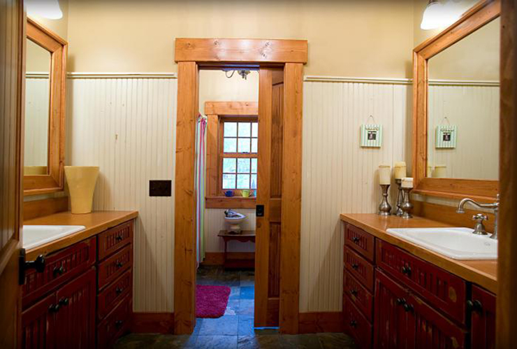 Salle de bains aux deux lavabos dans un style très campagnard salle de bains maison de campagne