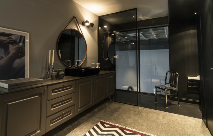 Salle de bains au design original en couleurs sombres salle de bains design original sombre