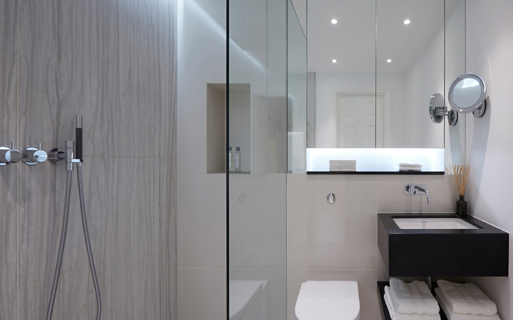 Une des salles de bains à l’aménagement luxueux salle de bain cabine douche luxe