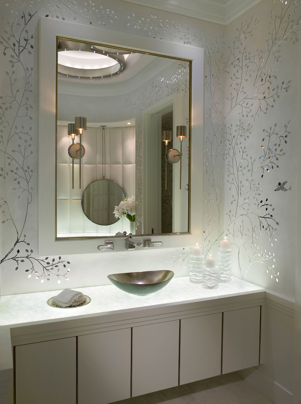 Décoration élégante, lumière tamisée pour un décor de rêve salle de bains design féminin