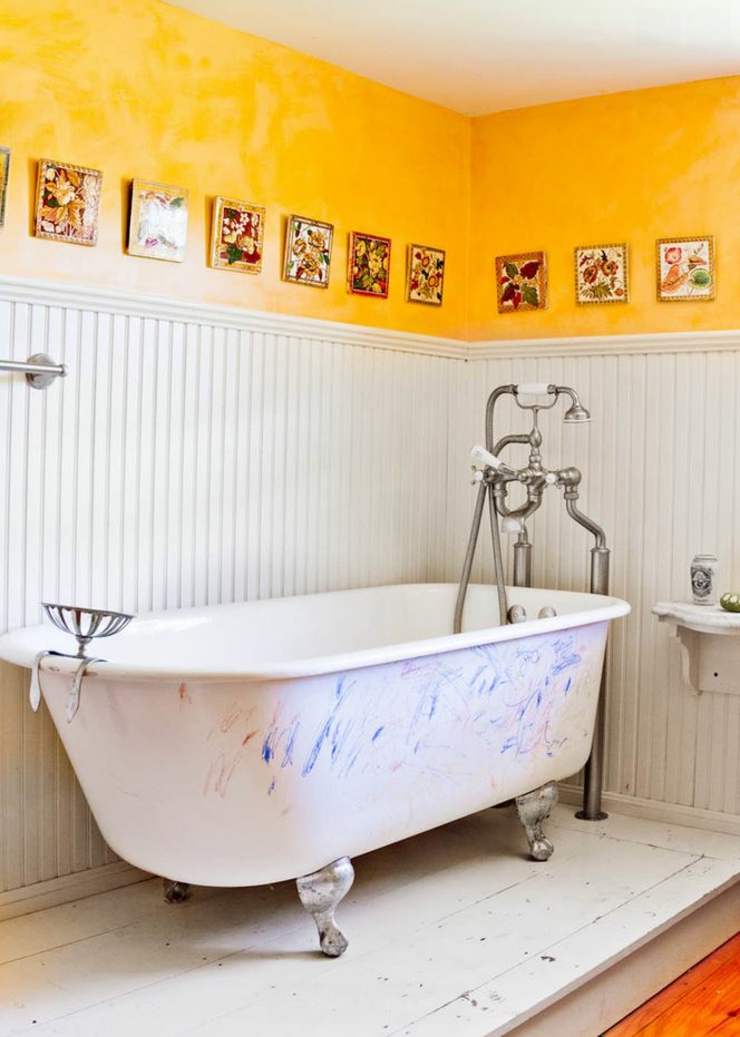 La salle de bains affiche aussi des couleurs gaies déco art créative salle de bains