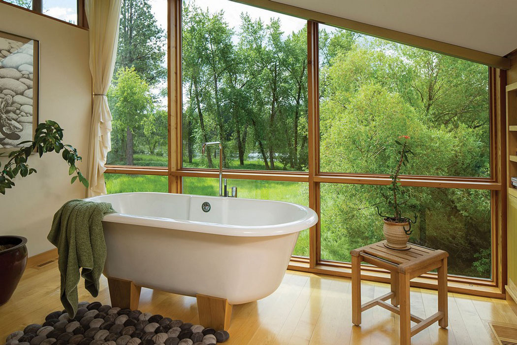 Salle de bains en bois avec fenêtres de haut en bas laissant admirer le paysage reposant salle de bain design rustique chalet