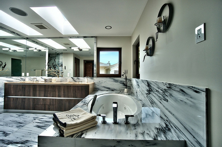 Salle de bain de la maison de charme en marbre blanc salle de bains moderne design massif marbre blanc