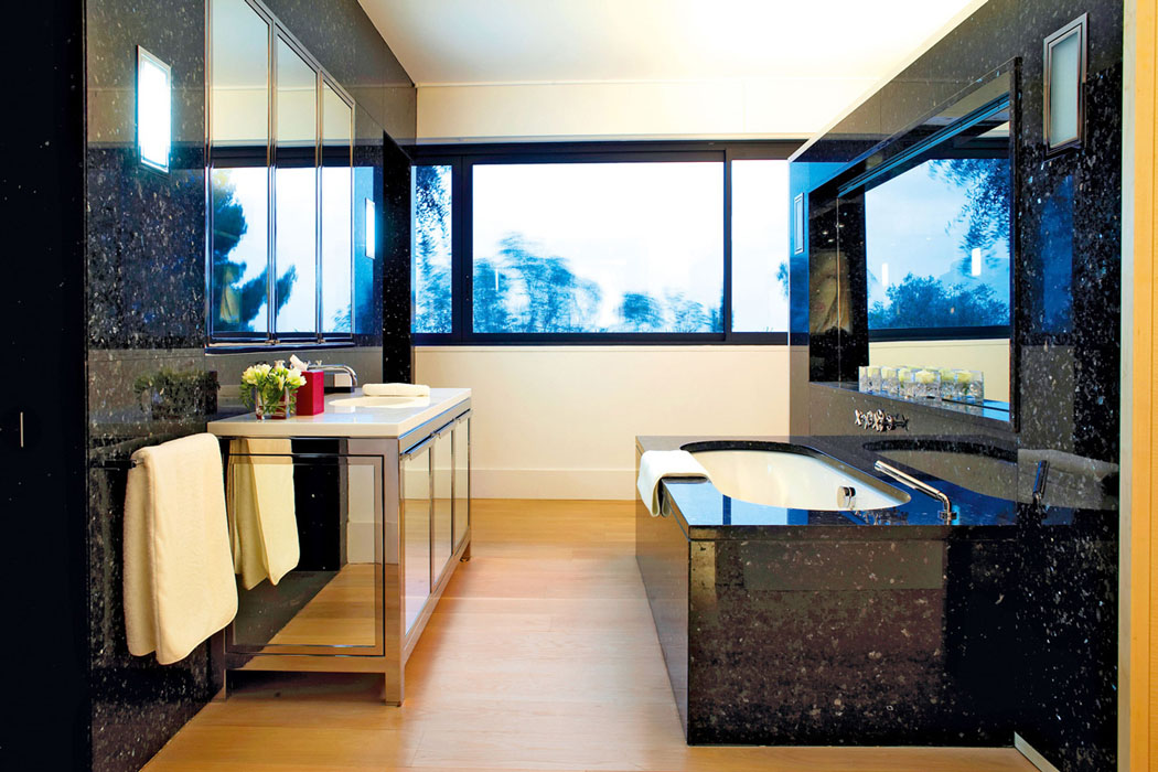 L’une des six salles de bains aménagées de façon à offrir toutes les commodités possibles salle de bains privative chambre à coucher villa à louer luxe