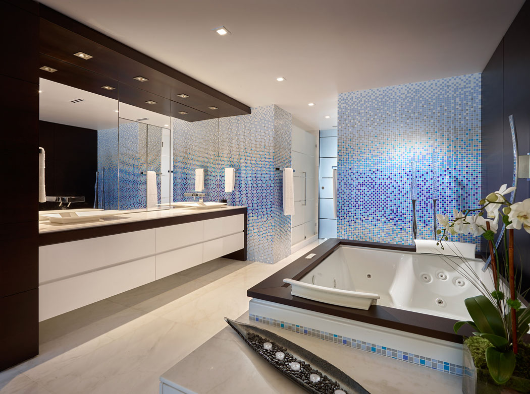 La salle de bains attenante de la chambre principale de cette exotique résidence secondaire salle de bains design luxe élégant