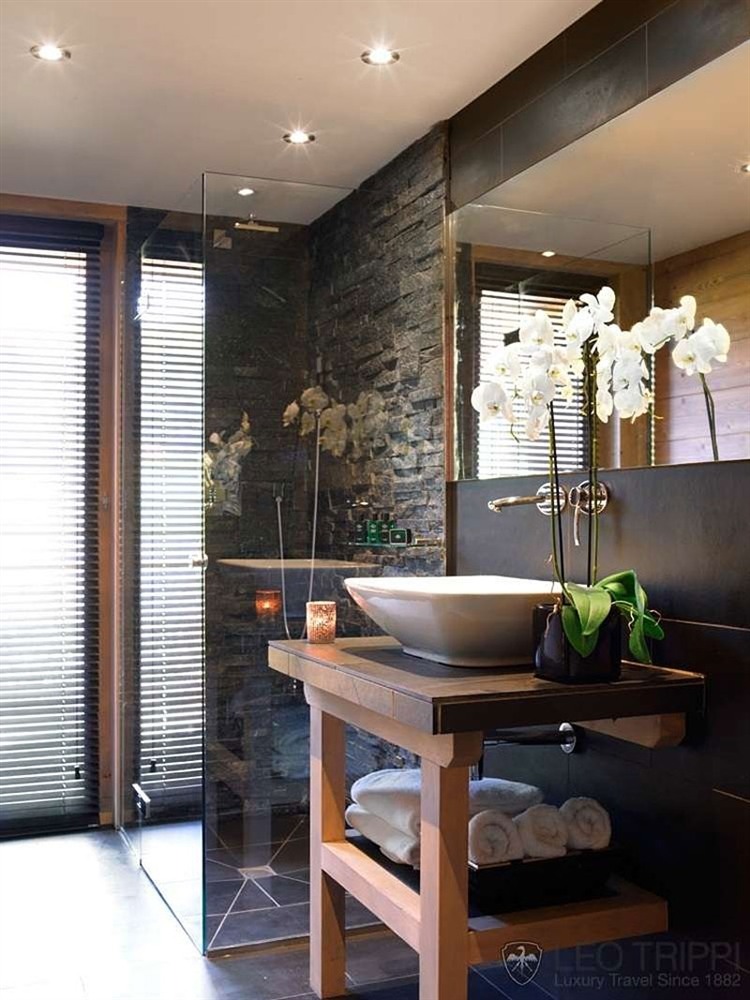 Salle de douche dans l’esprit rustique mais luxueux luxe prestige design salle de bains rustique