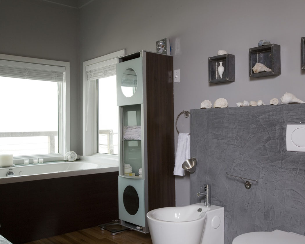 La salle de bains est aménagée de façon classique dans des teintes sobres et tendances salle de bain traditionnelle design classique villa de vacances
