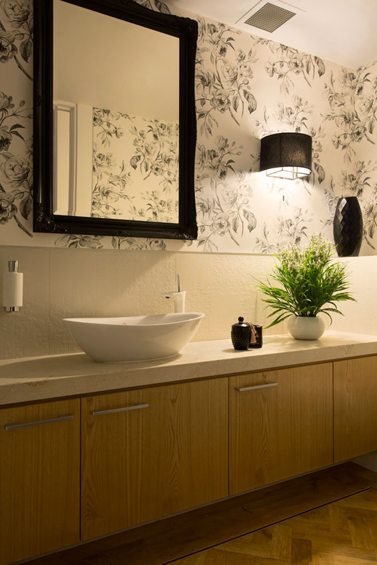 La salle de bains de la chambre parentale de cette belle maison salle de bains luxu glamour maison moderne