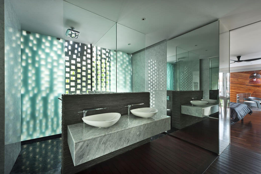 Une des salles de bains en marbre rappelant la pièce principale de la maison salle de bain double évier maison exotique