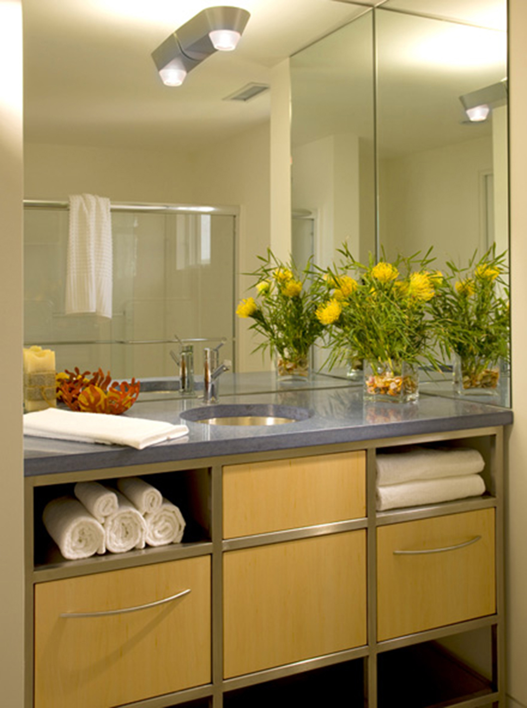 Une jolie salle de bains au design moderne et très pratique salle de bain simple design moderne