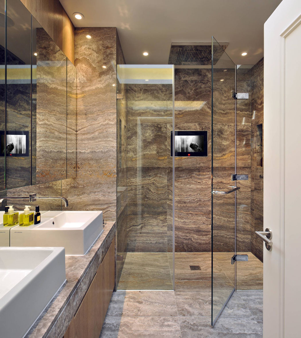 Agréable salle de douche privative aux deux vasques et lumière tamisée salle de douche marbre