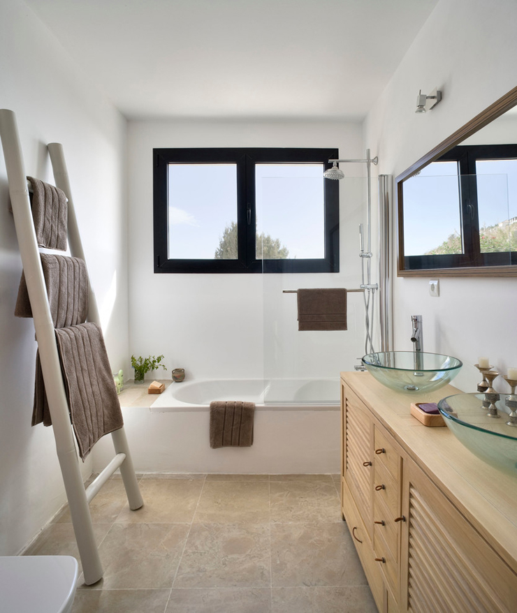 Salle de bains de cette résidence secondaire à l’ameublement minimaliste et chic Belle salle de bains à la déco simple