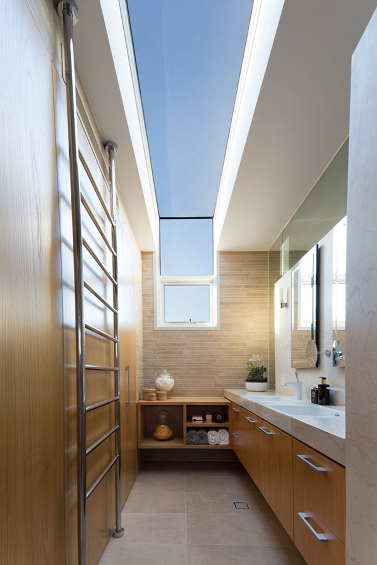 Aménagement d’une salle de douche toute en longueur dans cette belle maison salle de bain design moderne belle maison