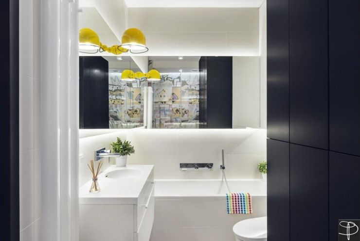 Salle de bains avec baignoire et douche de cet appartement moderne salle de bains appartement moderne familial