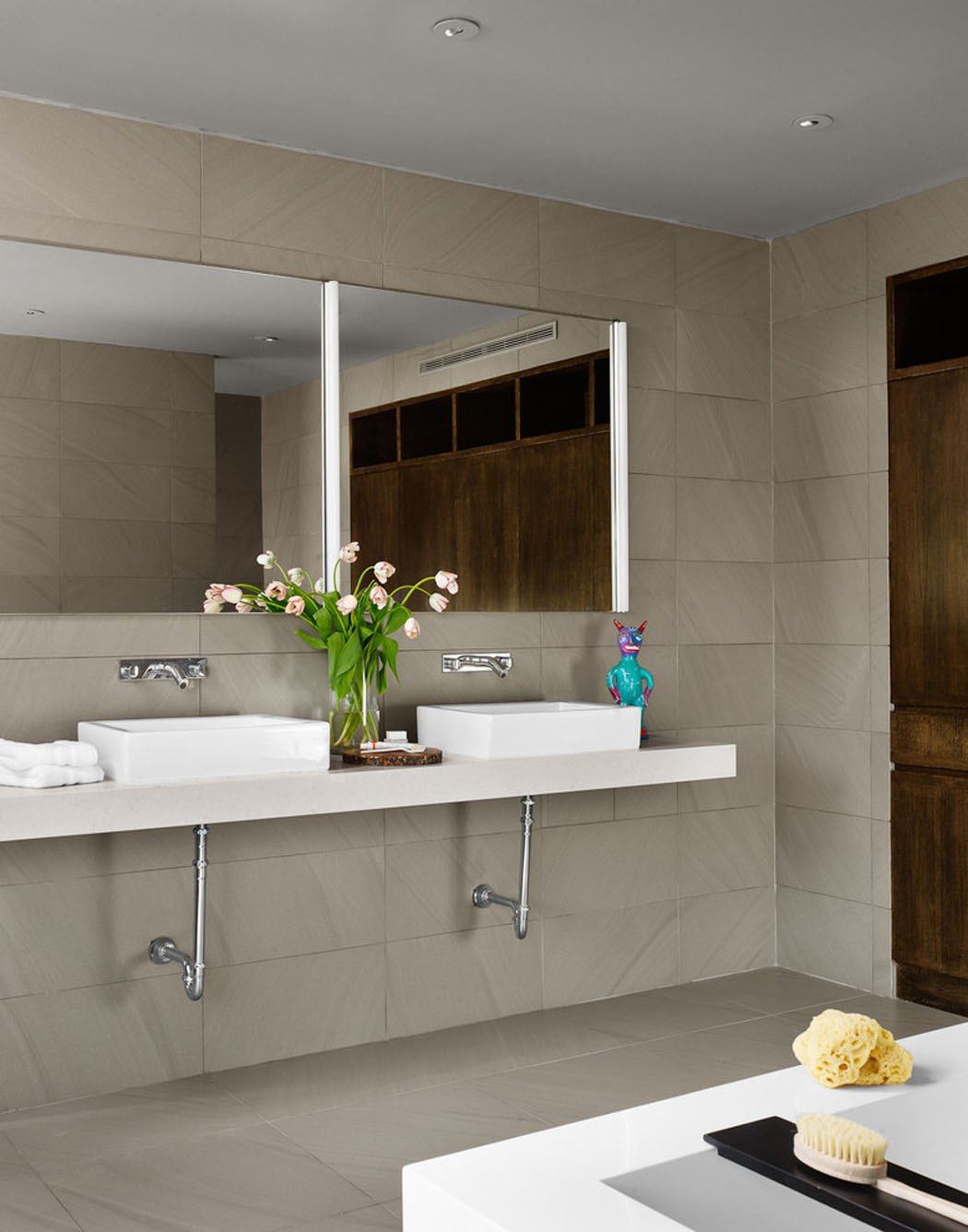 Chaque chambre de cette résidence de ville possède sa salle de bains attenante salle de bain moderne rénovée