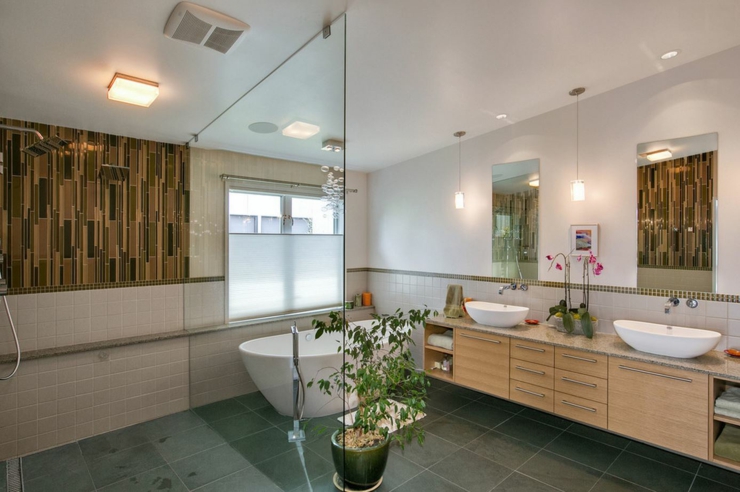 Grande et luxueuse salle de bains avec baignoire et grande douche salle de bain design luxe