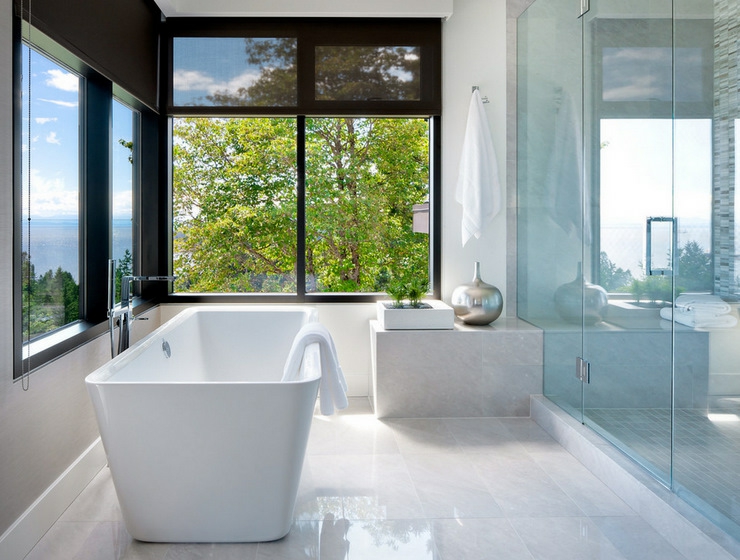 La salle de bains pour la suite parentale sobre et luxueuse superbe baignoire avec vue panoramique