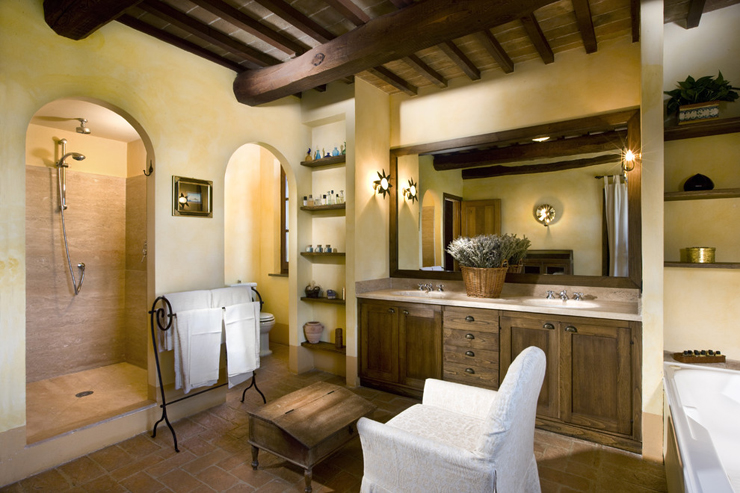 Salle de bains spacieuse et luxueuse aux véritables touches rustiques Belle et spacieuse salle de bain rustique