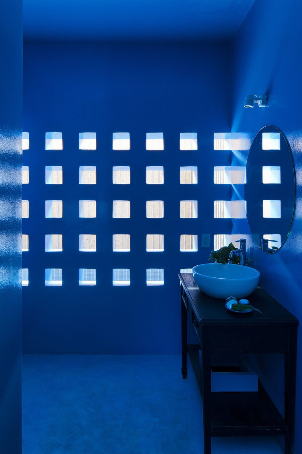 salle de bains bleu foncé