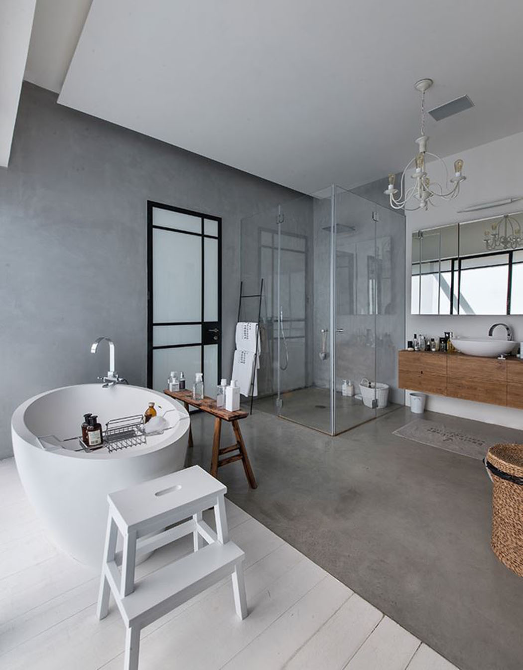 Une grande salle de bains avec baignoire et cabine de douche réservée pour les enfants du couple design déco grande salle de bains style industriel