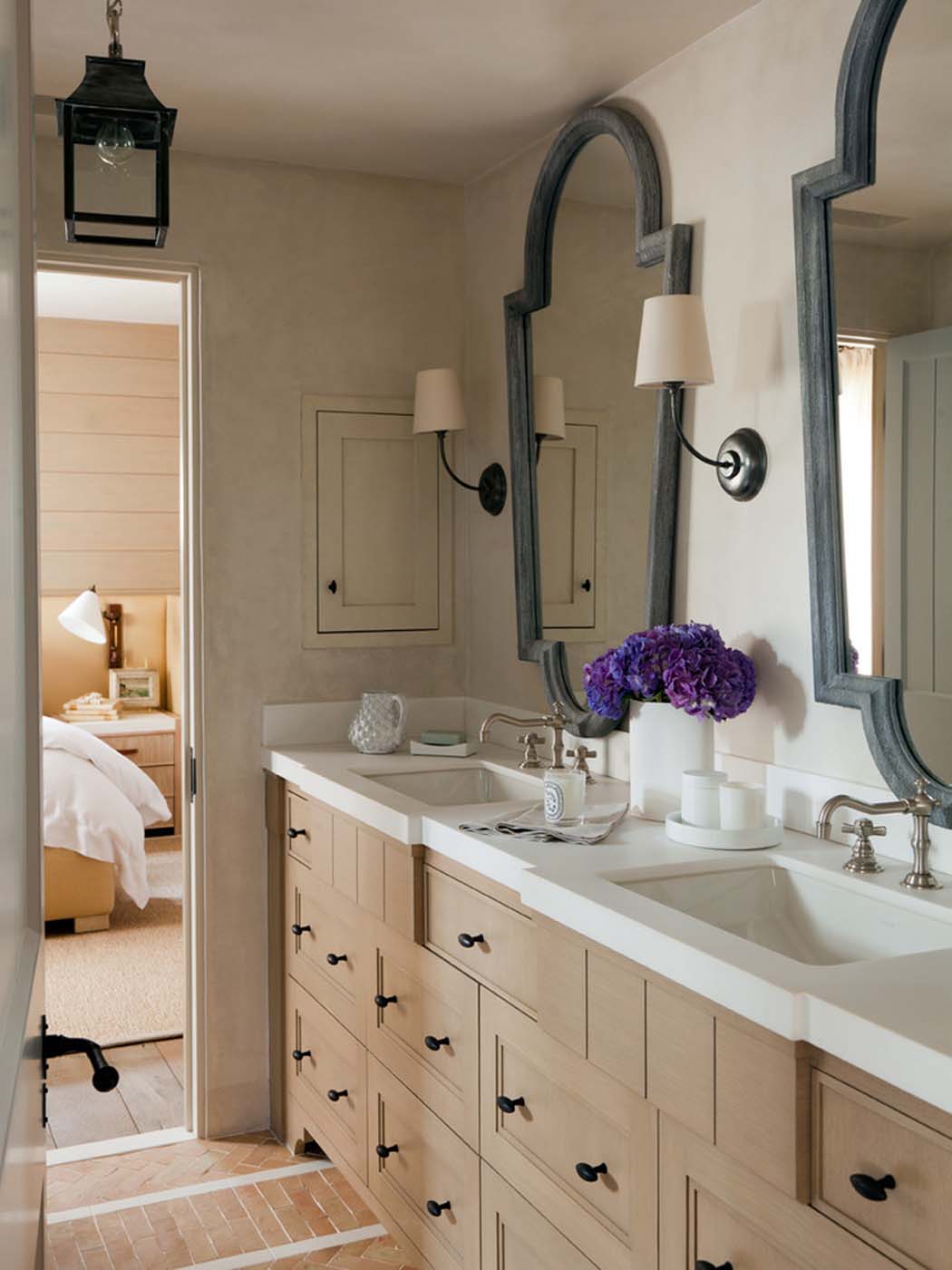 La salle de bains privative de la chambre d’amis avec double lavabo et beaucoup de rangements ameublement tendance rangements salle de bains