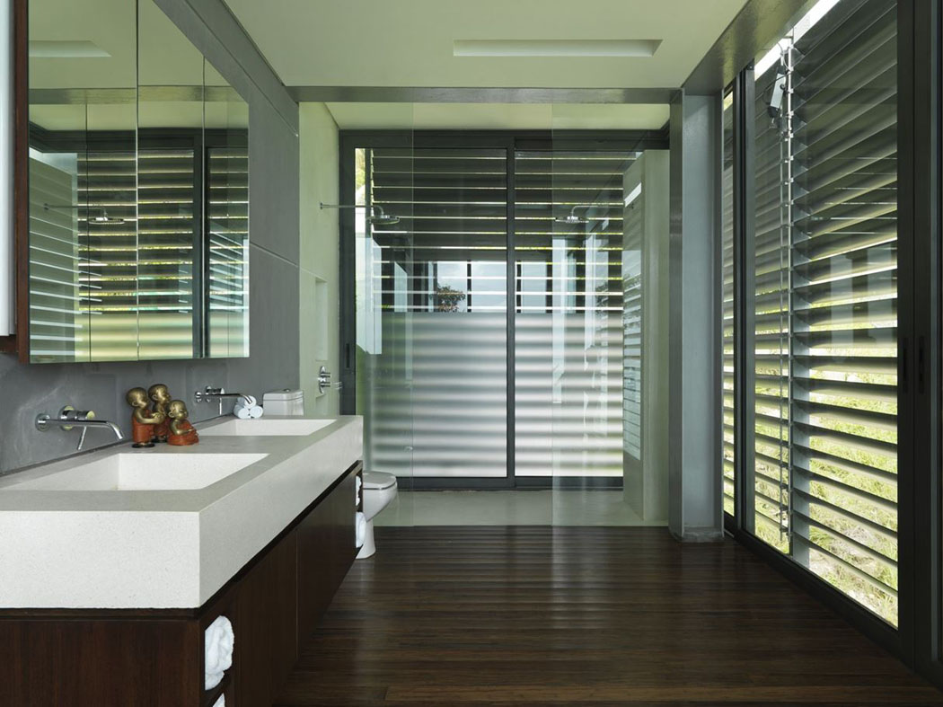 Chaque chambre à coucher de cette villa de vacances possède sa salle de bains privative salle de bain privative chambre résidence de vacances phuket