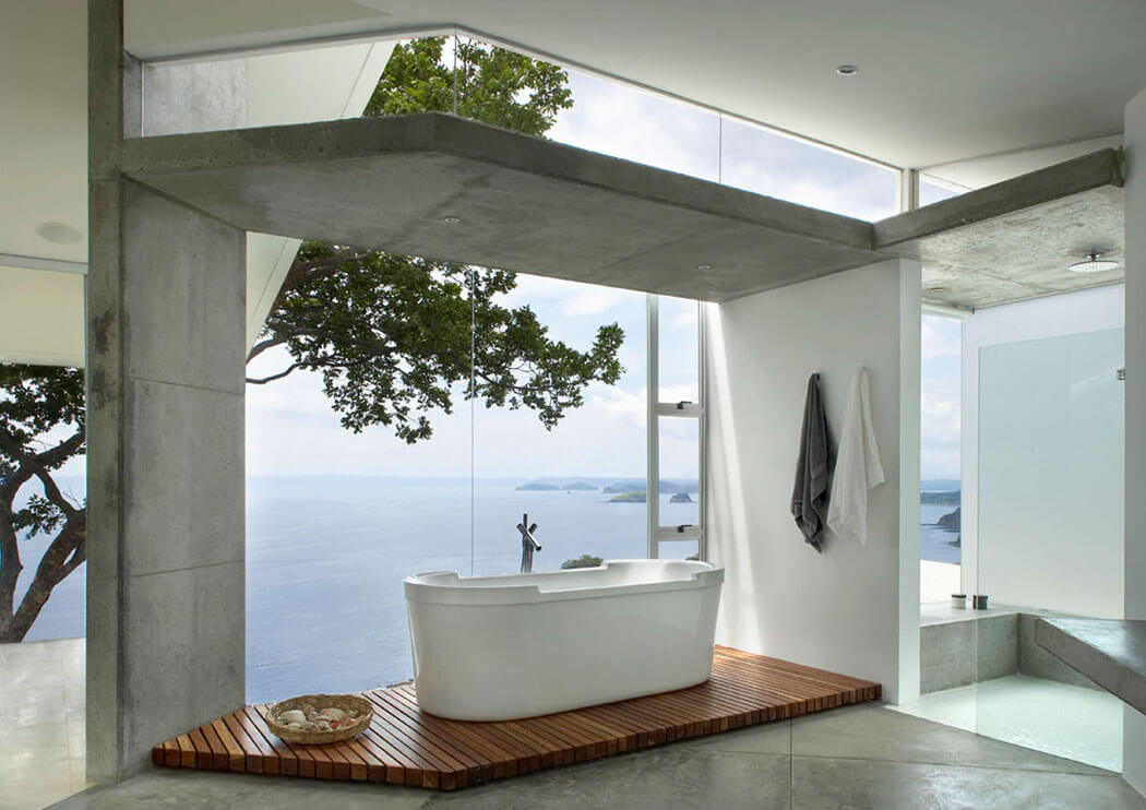 La façade de cette résidence secondaire souligne le magnifique paysage marin salle de bains design ultra luxe vue sur la mer